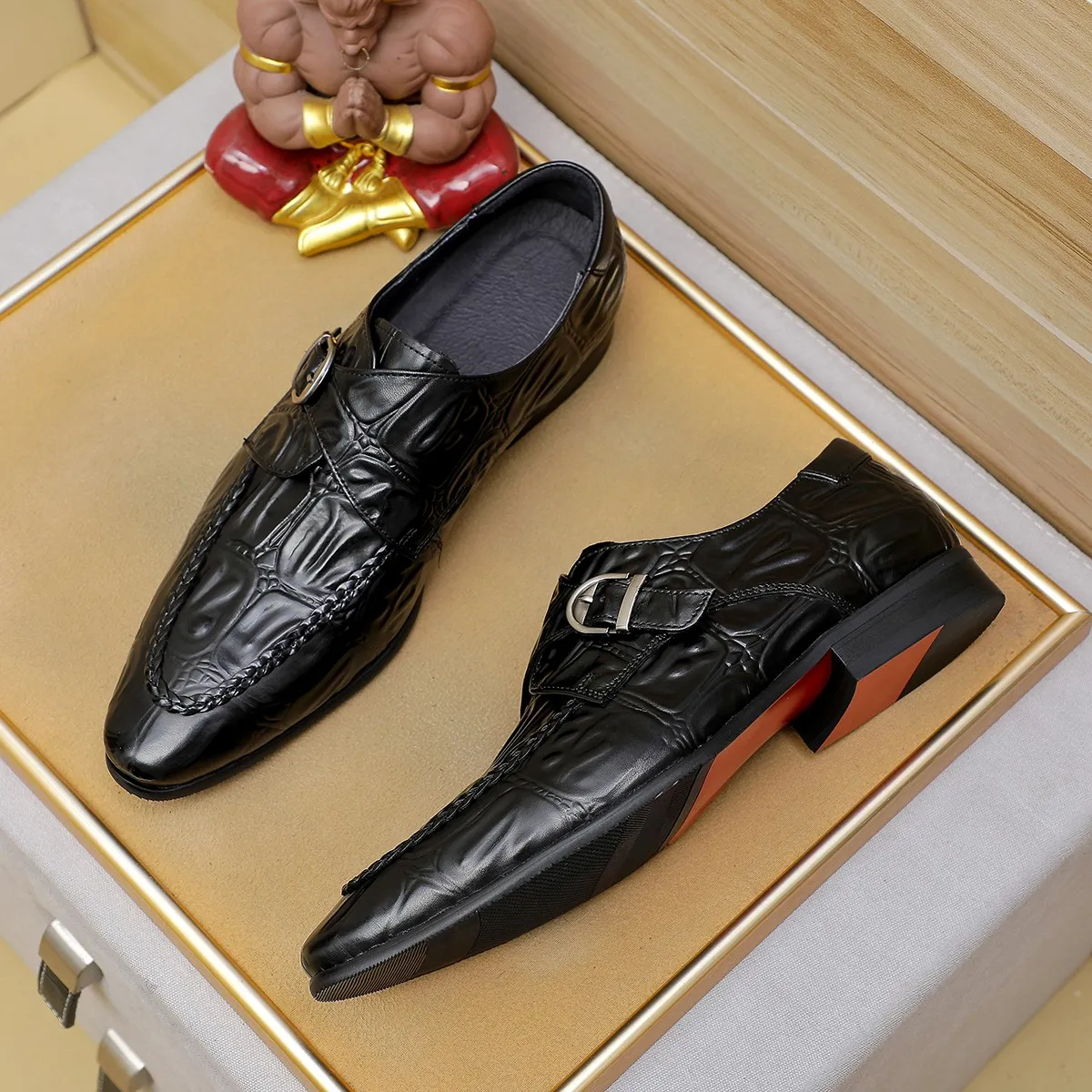 Men's shoes 💰540 💰 Louis Vuitton LV ® Autumn and Winter 🆕 models 🔛Full shoe counter First layer cowhide, 🐂leather lining casual shoes for men, super soft outsole, essential for driving. Counter synchronized original first layer cowhide completely 1:1 mold customization 🌹Top version, 2 colors optional! Number: 38-45 (37.46. Customized)
